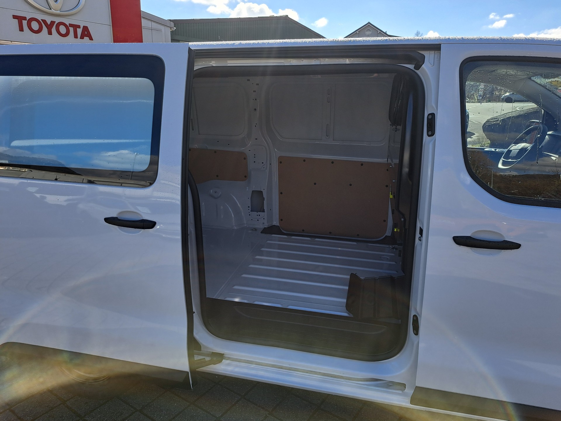 TOYOTA Proace 2.0D Panel Van Long Advanced Automat-image-4