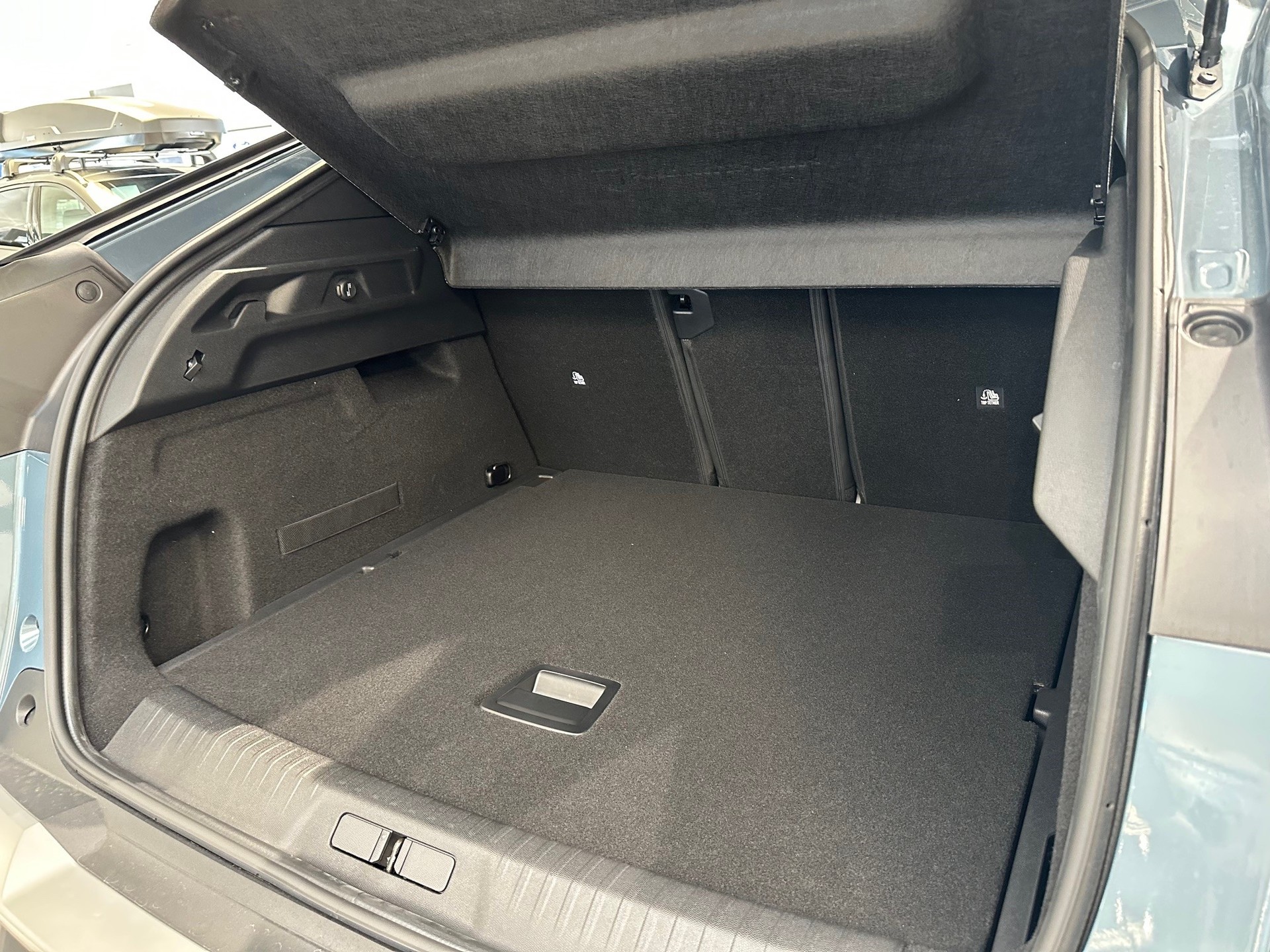 PEUGEOT 3008 1.2 Hybrid Allure-image-5