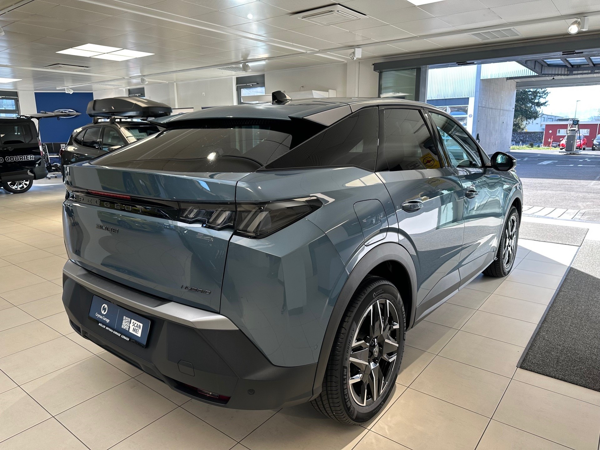PEUGEOT 3008 1.2 Hybrid Allure-image-3