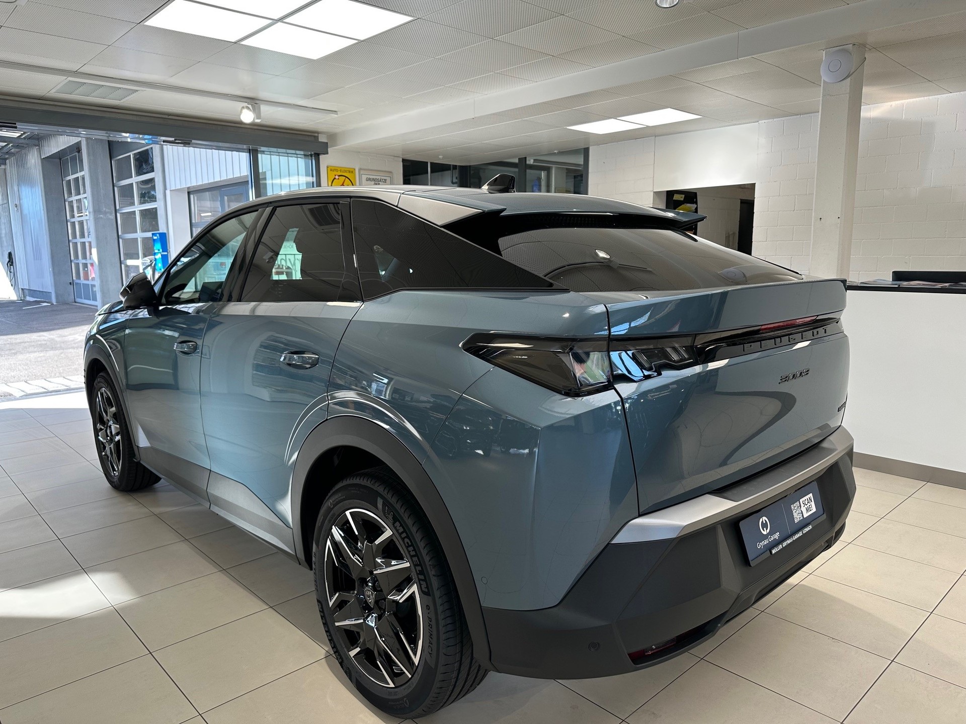 PEUGEOT 3008 1.2 Hybrid Allure-image-6