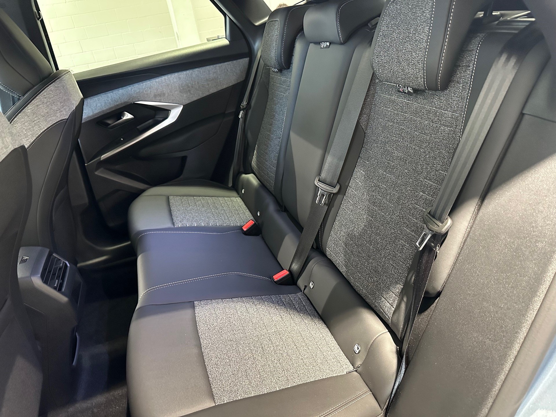 PEUGEOT 3008 1.2 Hybrid Allure-image-7