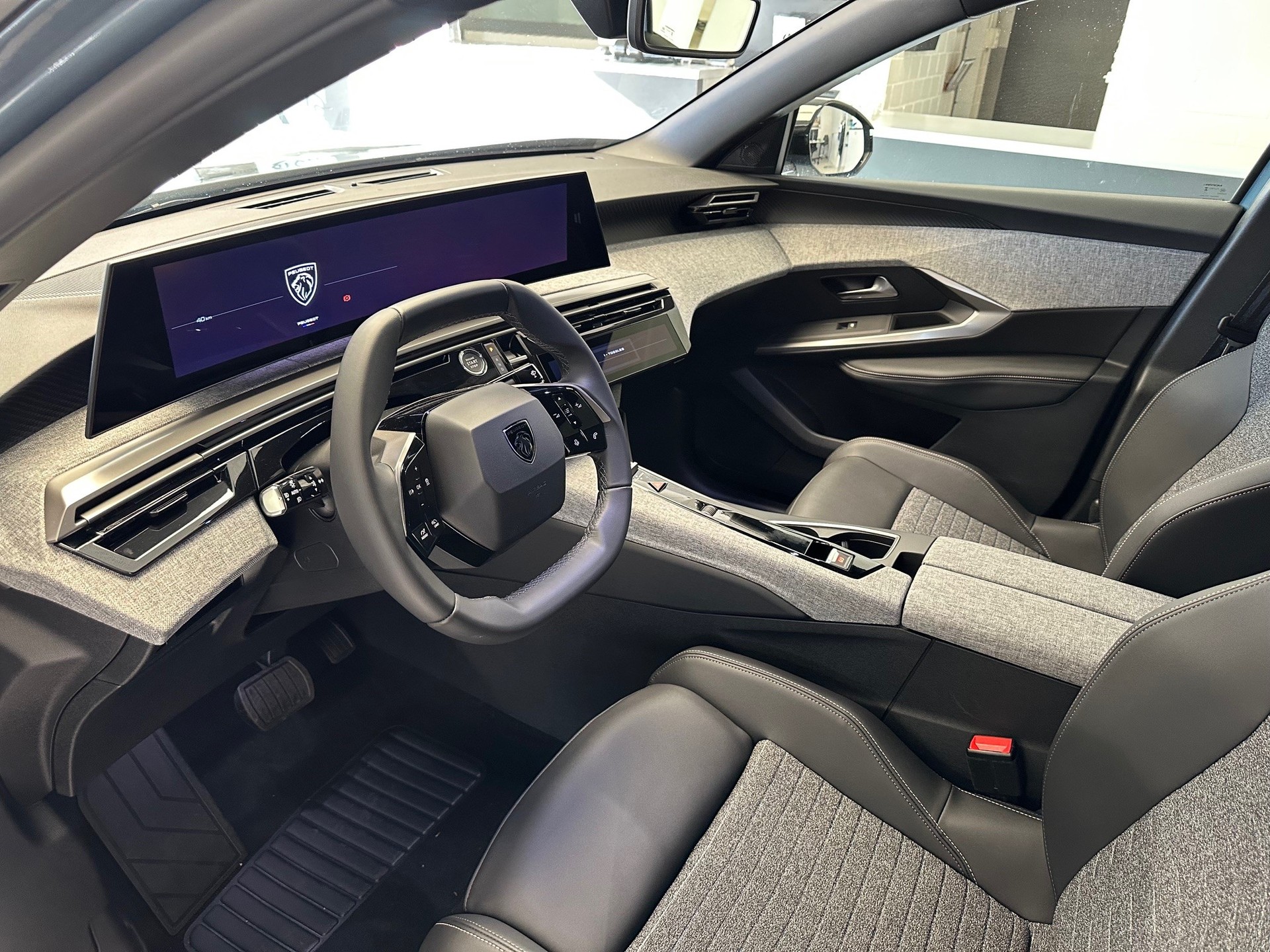 PEUGEOT 3008 1.2 Hybrid Allure-image-9