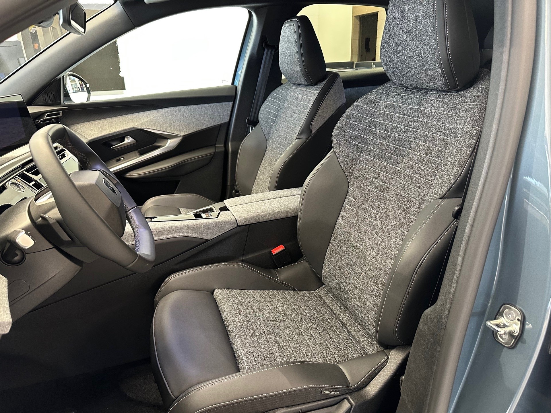 PEUGEOT 3008 1.2 Hybrid Allure-image-8