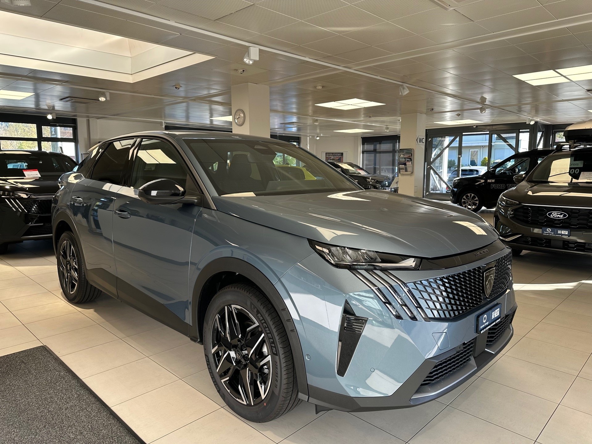 PEUGEOT 3008 1.2 Hybrid Allure-image-2