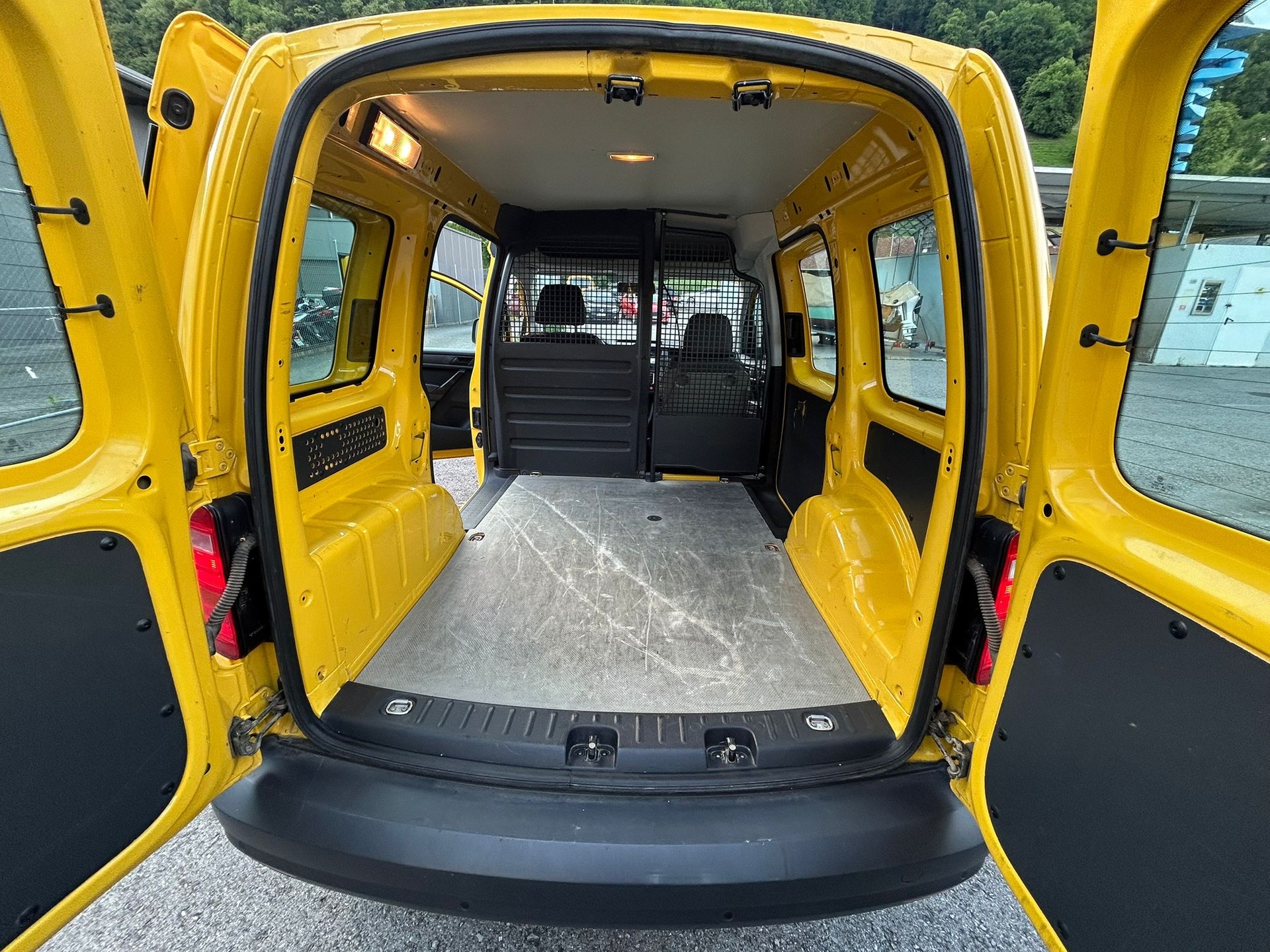 VW Caddy 2.0TDI 4Motion BlueMotion Technology-image-10