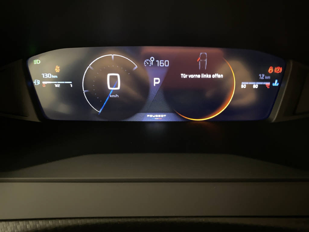 PEUGEOT 2008 1.2 Hybrid 145 Allure Premium-image-8