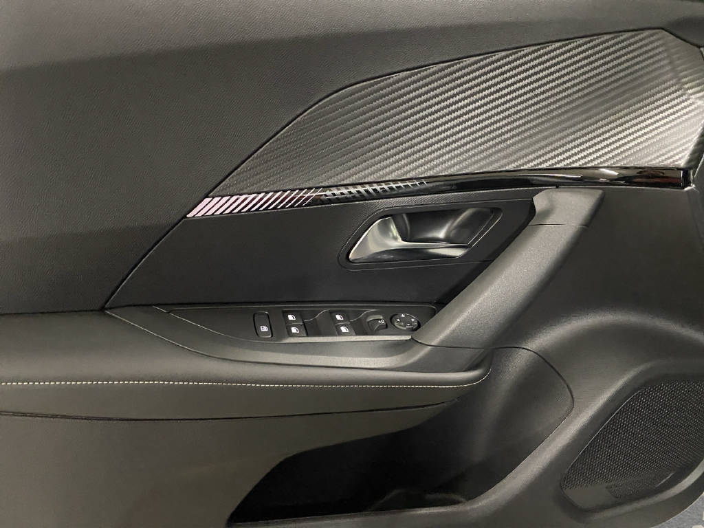 PEUGEOT 2008 1.2 Hybrid 145 Allure Premium-image-11
