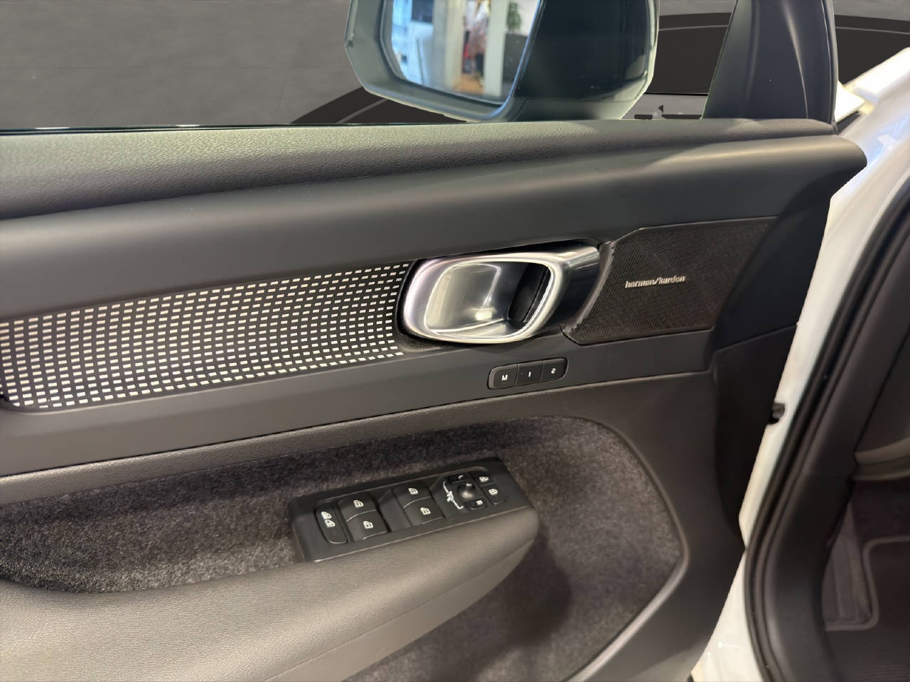 VOLVO XC40 2.0 B3 MH Plus Dark-image-14