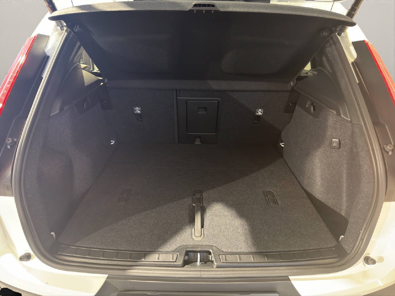 VOLVO XC40 2.0 B3 MH Plus Dark-image-7