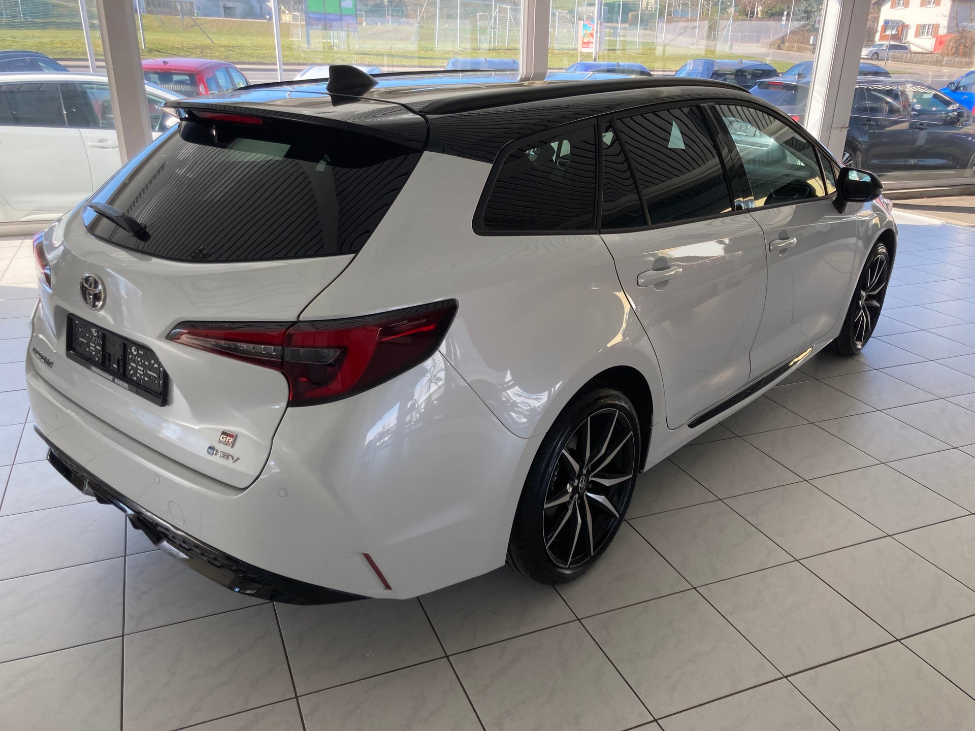 TOYOTA Corolla Touring Sports 2.0 HSD GR Sport e-CVT-image-3