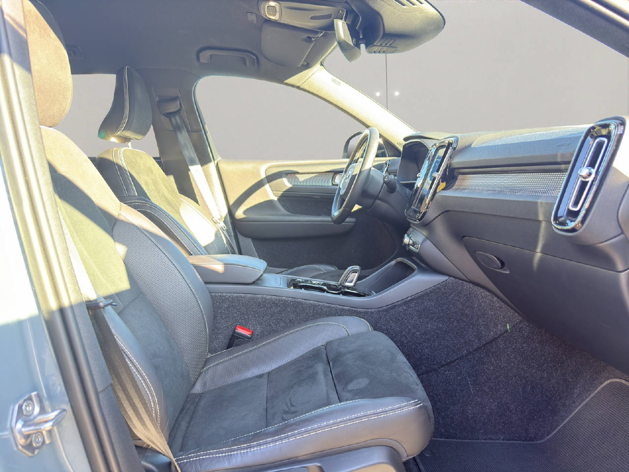 VOLVO XC40 2.0 T4 R-Design AWD .-image-11