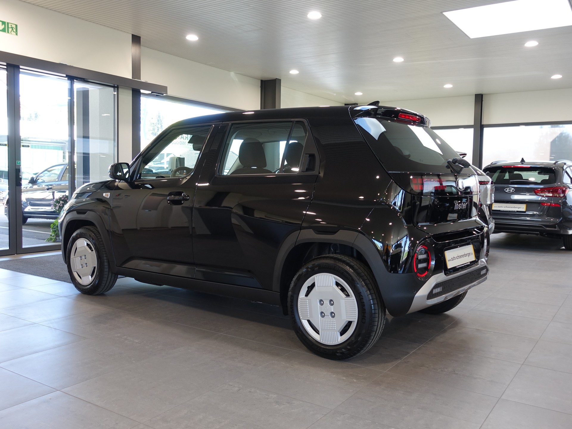 HYUNDAI Inster 49kWh Origo grosser Akku 115PS-showroom-element-2