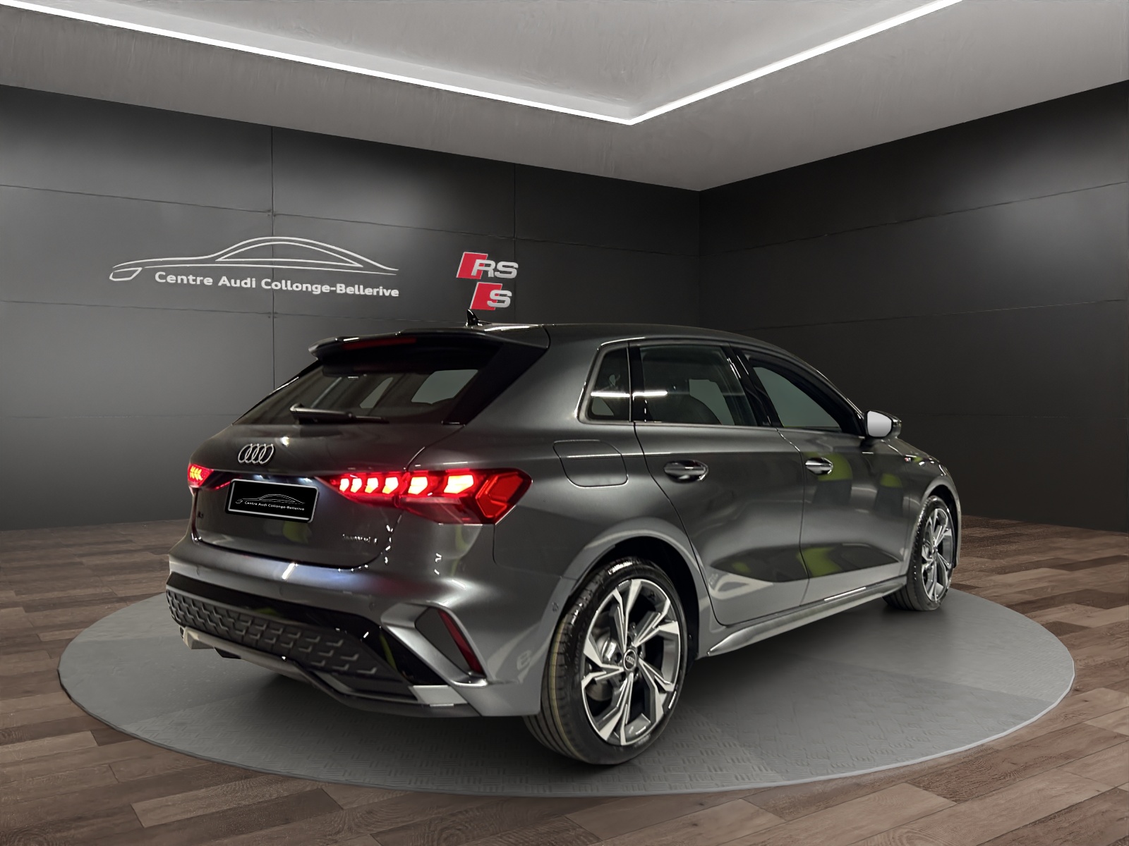 AUDI A3 Sportback TFSI 150 kW quattro S line S tronic-image-5