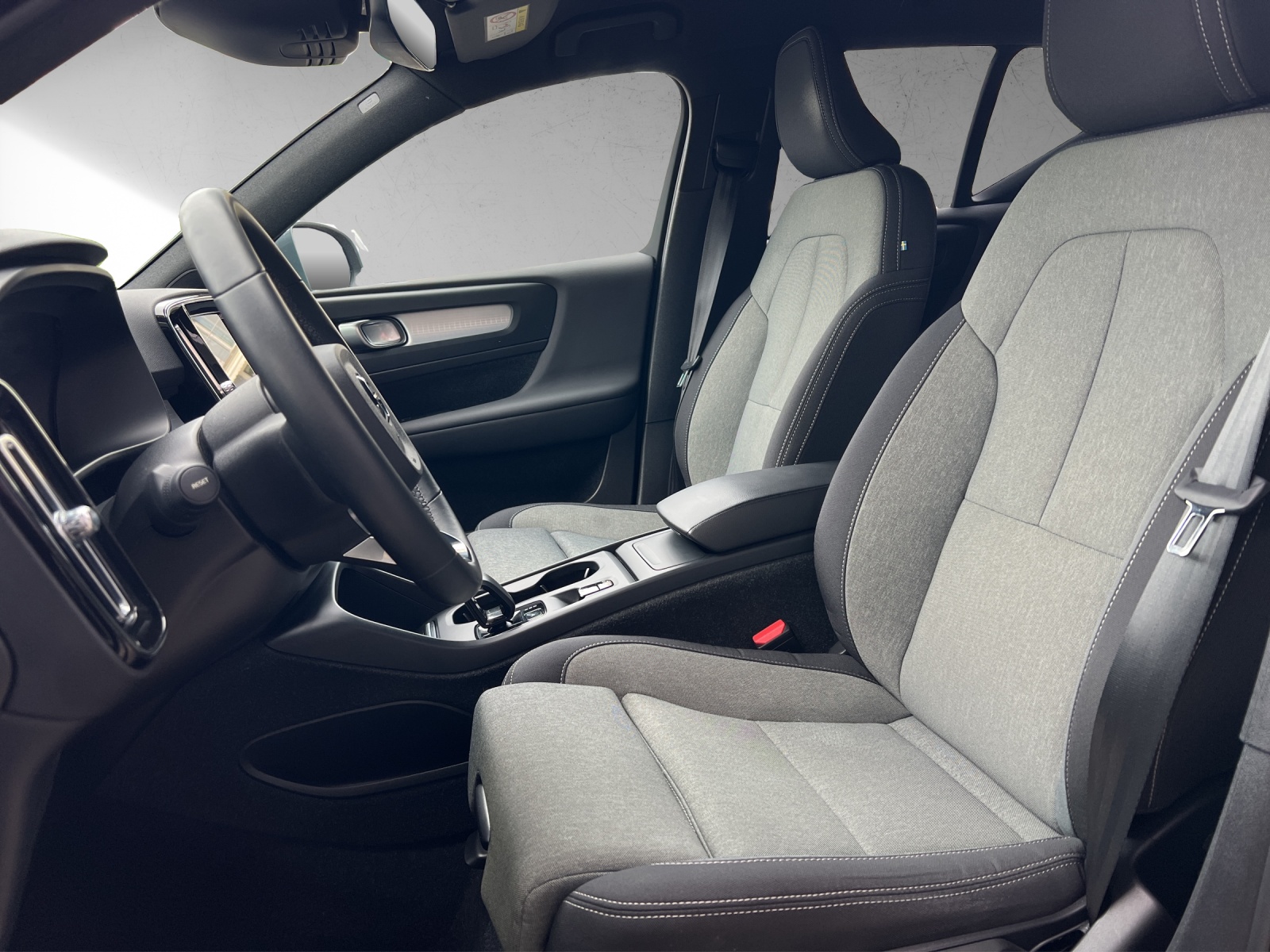 VOLVO XC40 T2 Momentum-image-6