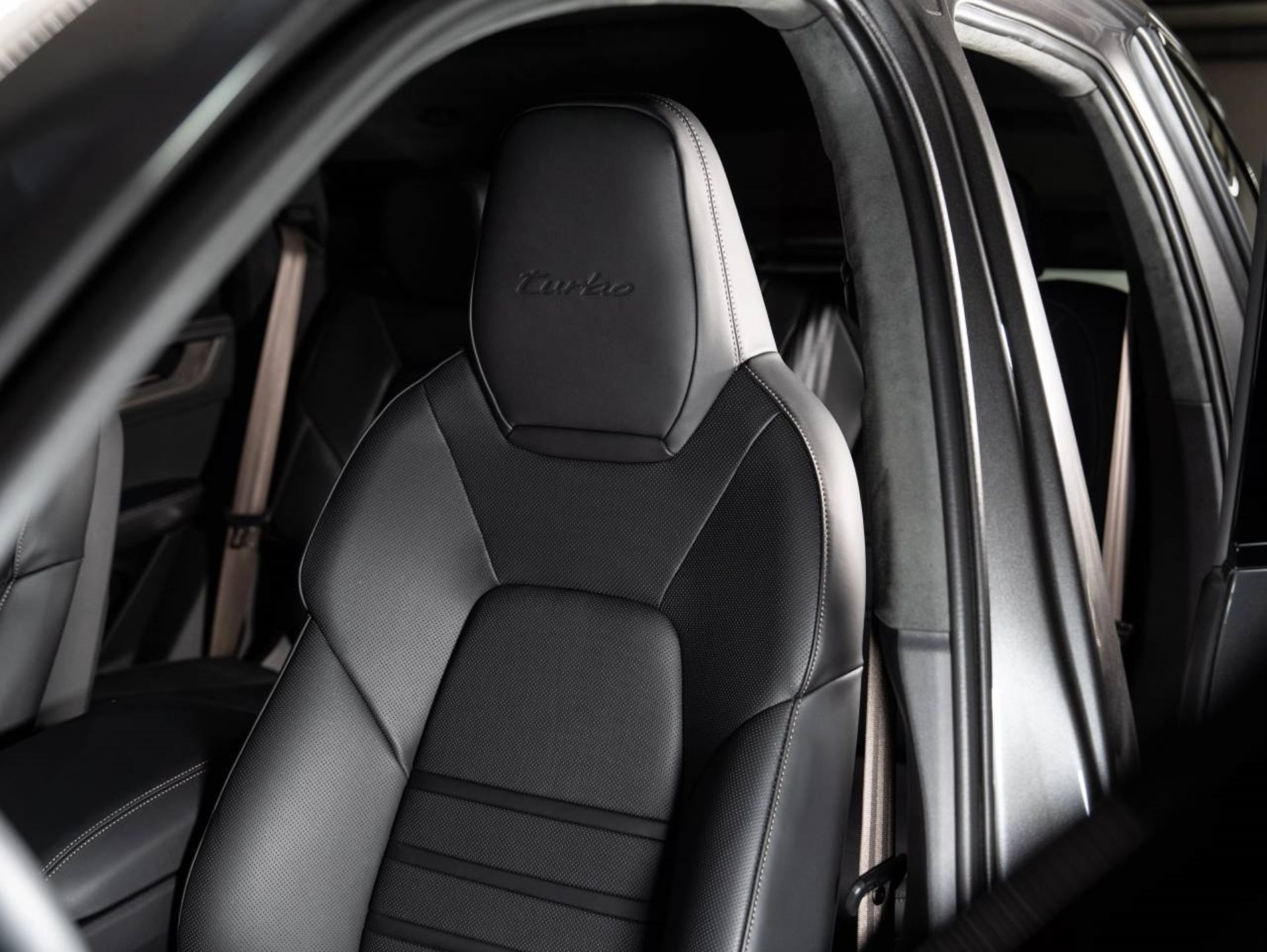 PORSCHE Cayenne Turbo E-Hybrid-image-16