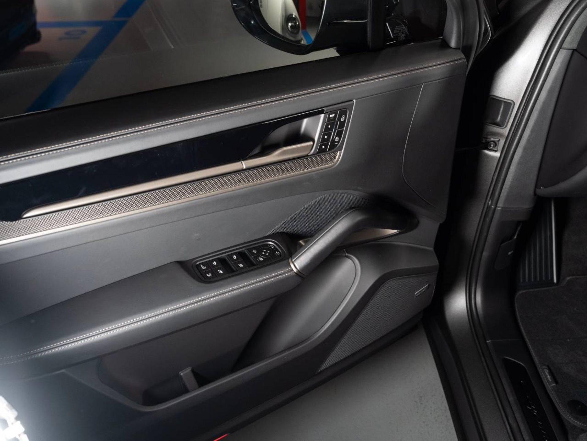 PORSCHE Cayenne Turbo E-Hybrid-image-18