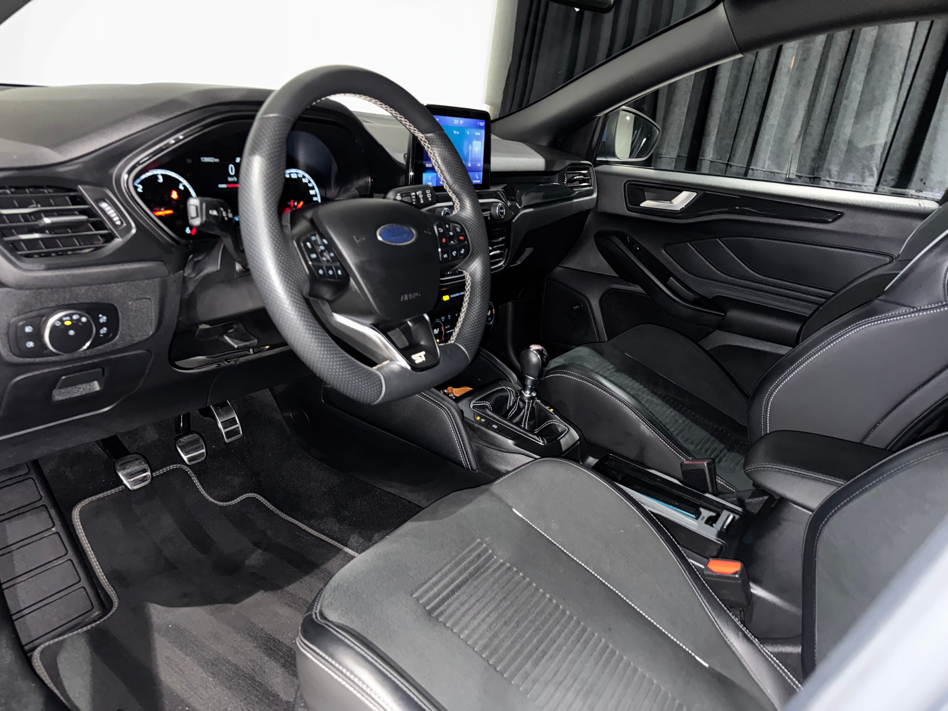 FORD Focus ST 2.0 ST Performance | 1.Hand | CH |-image-10