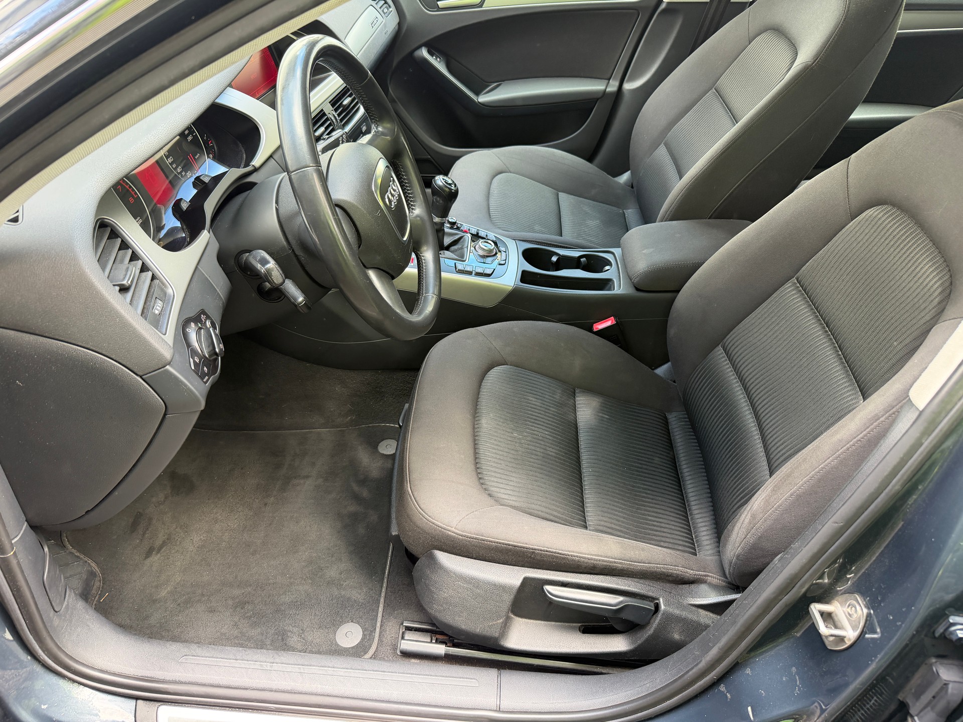 AUDI A4 Avant 1.8 TFSI quattro-image-9