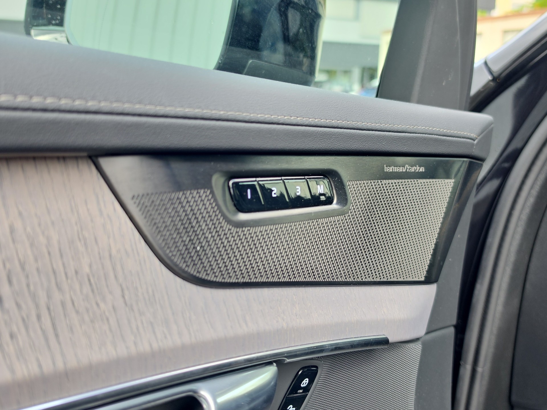VOLVO XC90 2.0 T8 TE Plus Dark eAWD-image-17