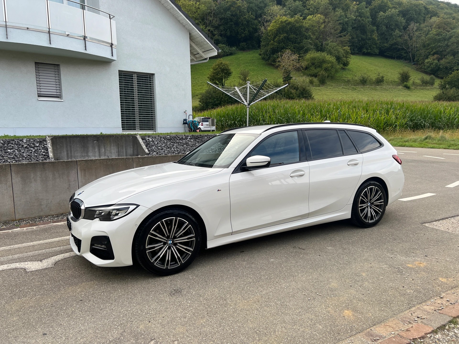BMW 320d xDrive 48V Touring Steptronic * M - Sportpaket * LEDER * AHK 1.800 Kg *-image-1