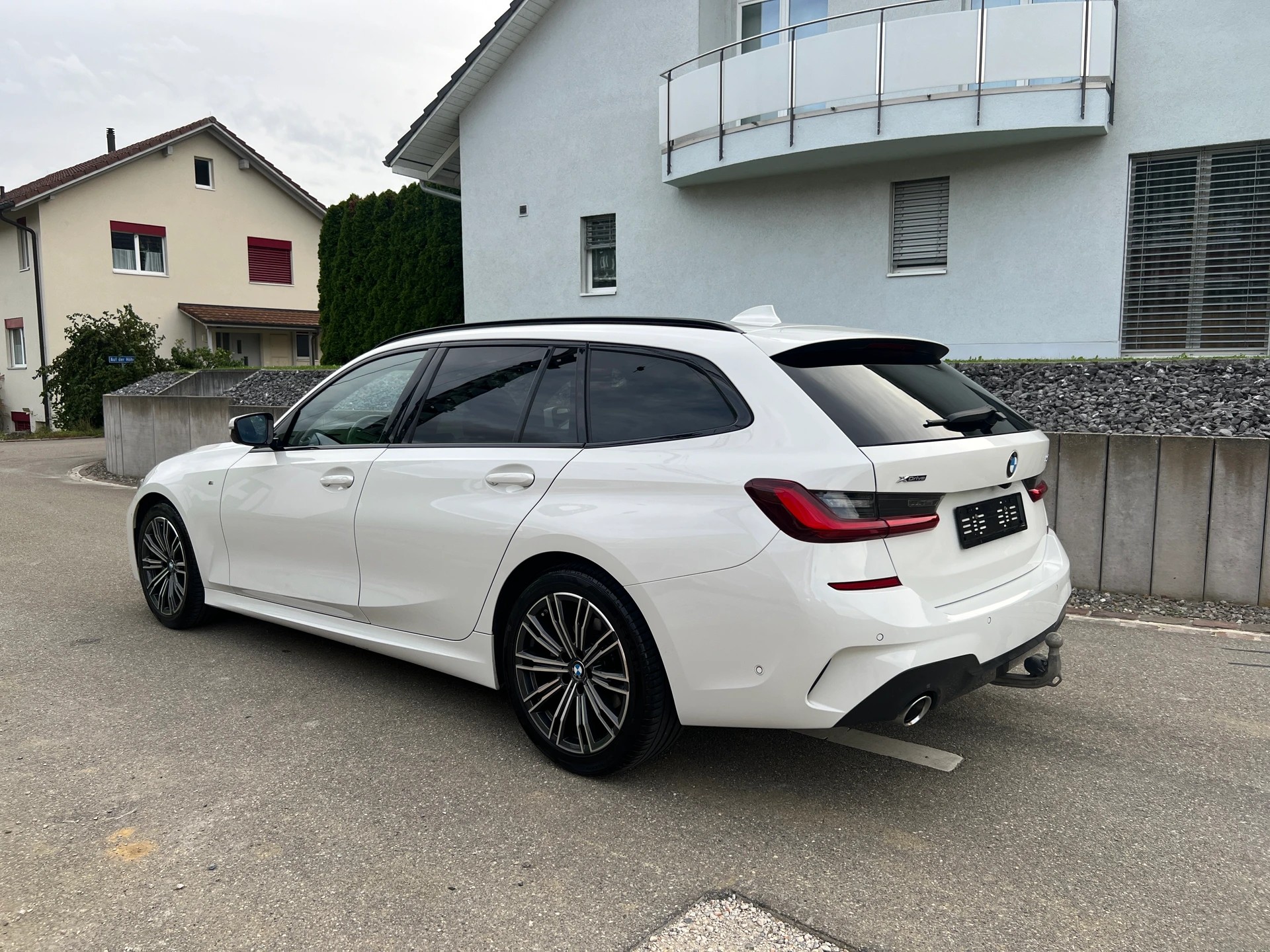 BMW 320d xDrive 48V Touring Steptronic * M - Sportpaket * LEDER * AHK 1.800 Kg *-image-2