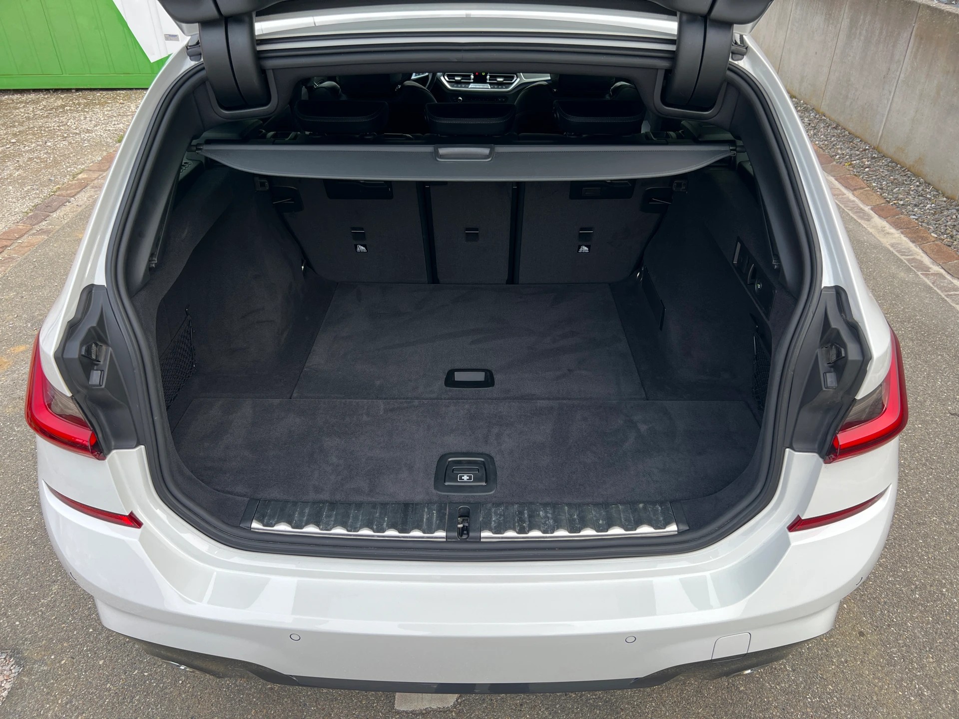 BMW 320d xDrive 48V Touring Steptronic * M - Sportpaket * LEDER * AHK 1.800 Kg *-image-9