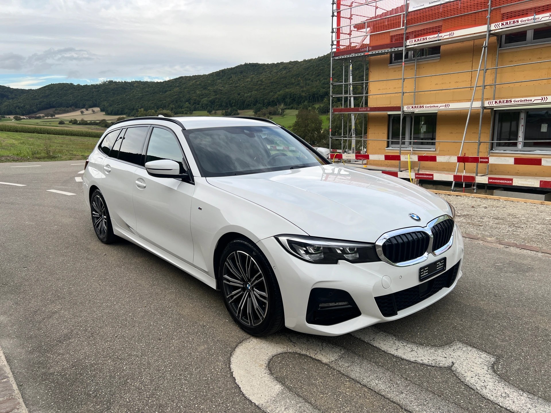 BMW 320d xDrive 48V Touring Steptronic * M - Sportpaket * LEDER * AHK 1.800 Kg *-image-6