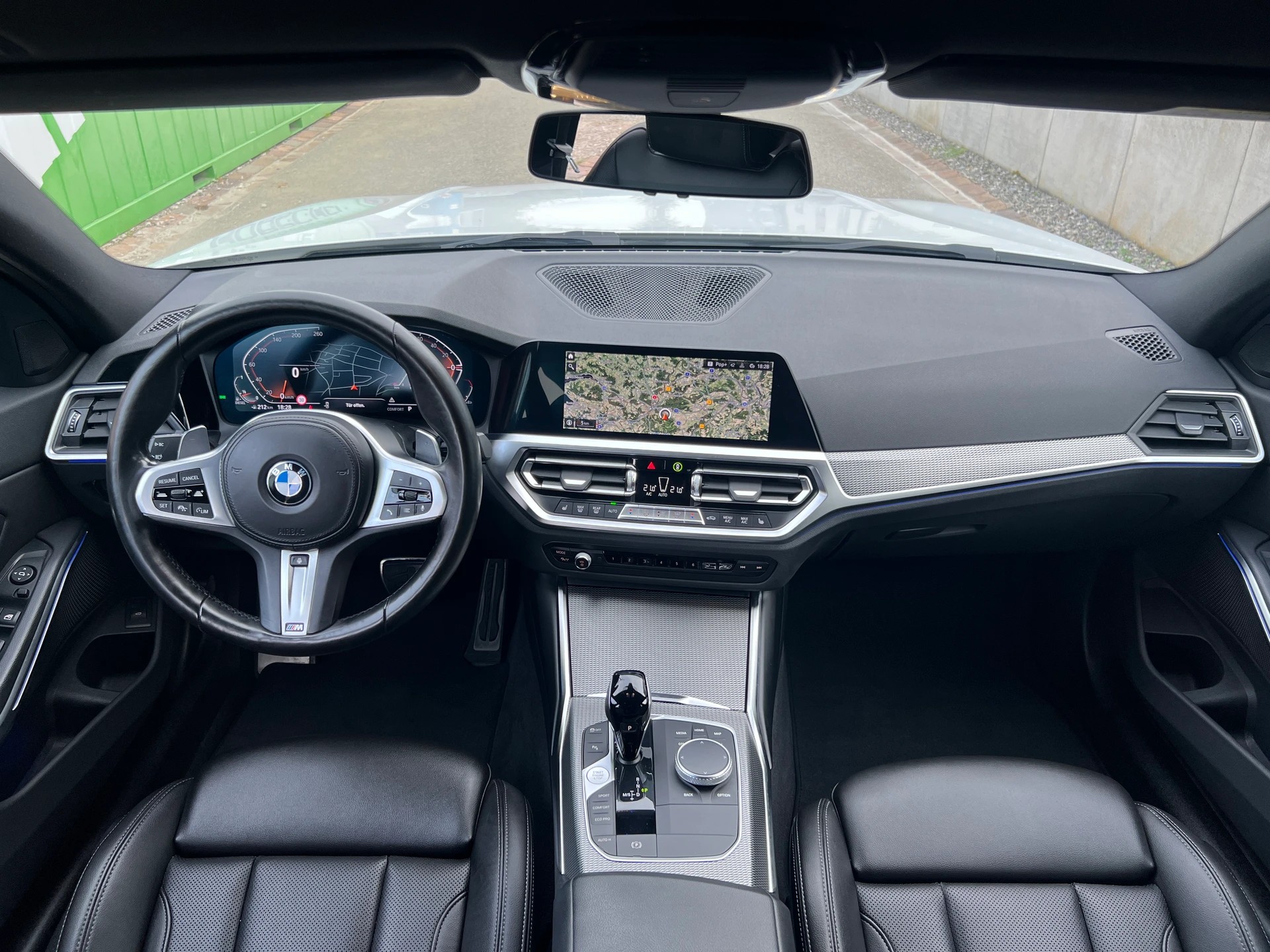 BMW 320d xDrive 48V Touring Steptronic * M - Sportpaket * LEDER * AHK 1.800 Kg *-image-10