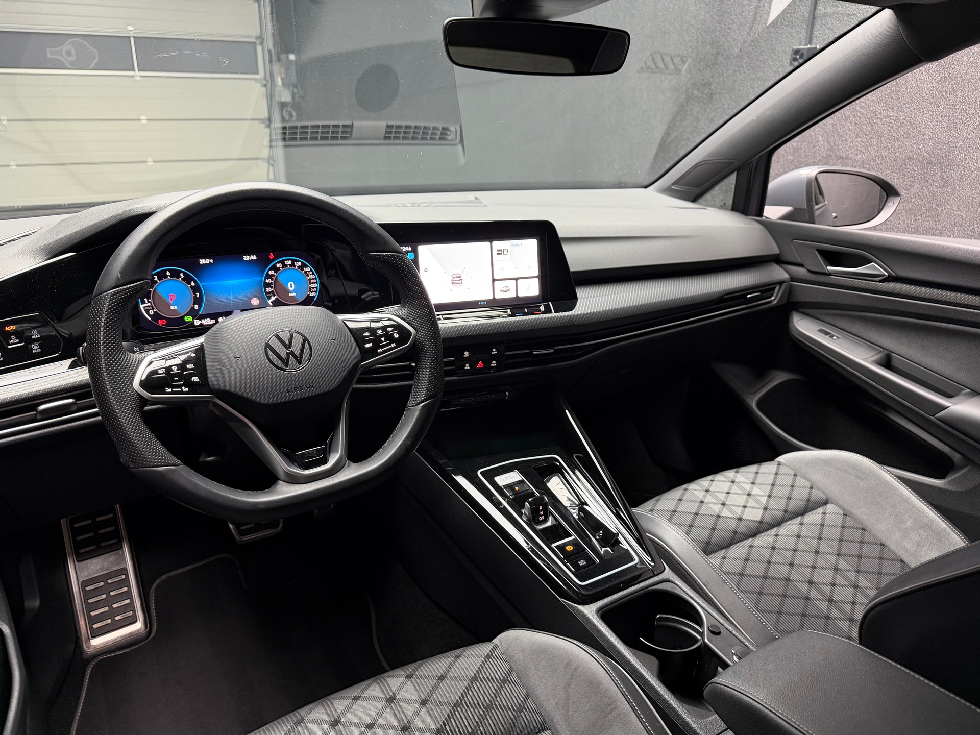VW Golf 1.5 e TSI mHEV R-Line DSG • ACC • RF-Kamera • Delfingrau-image-5