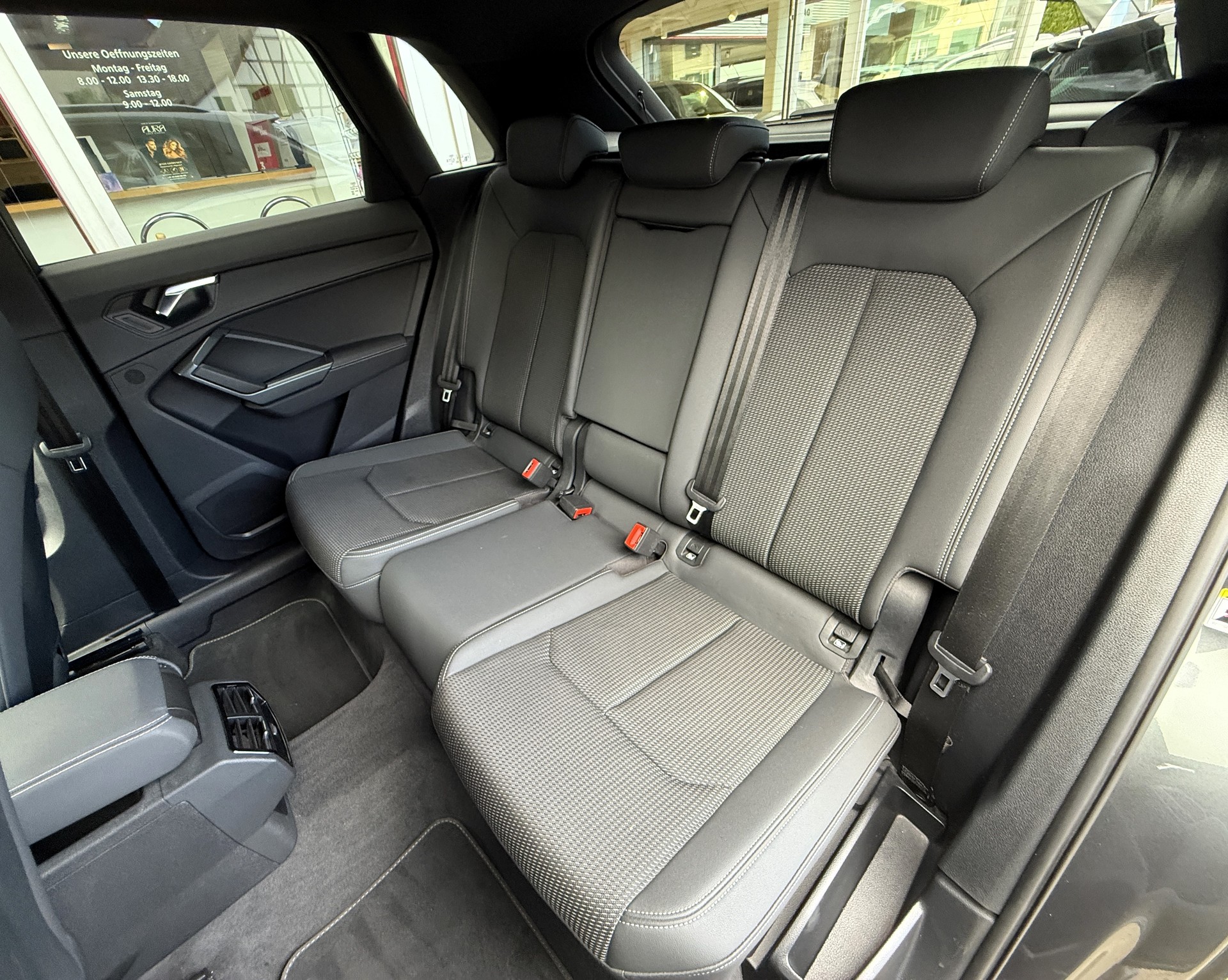 AUDI Q3 35 TFSI S line S-tronic-image-9