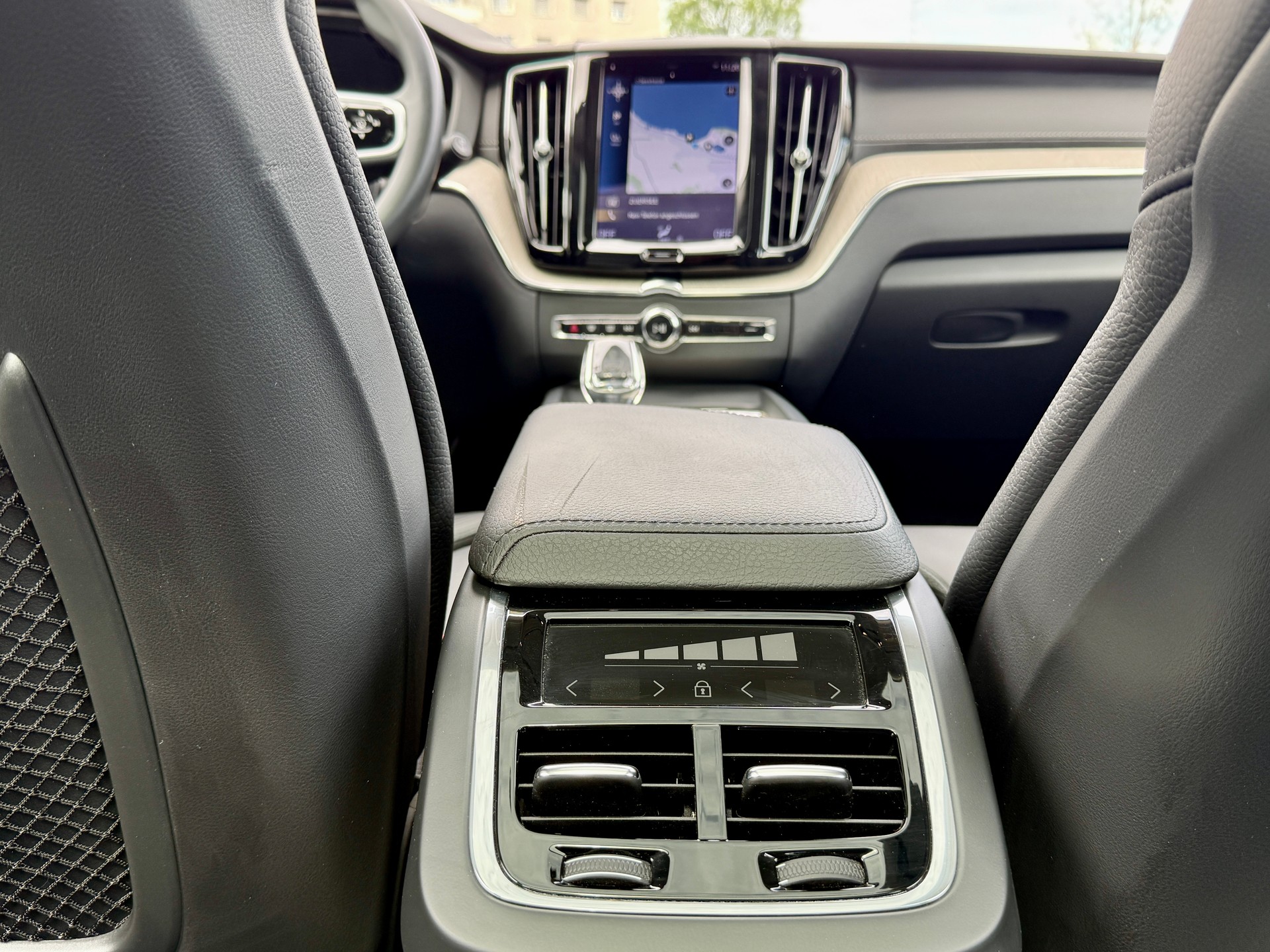 VOLVO XC60 B4 Diesel Mild Hybrid AWD Inscription Geartronic-image-17