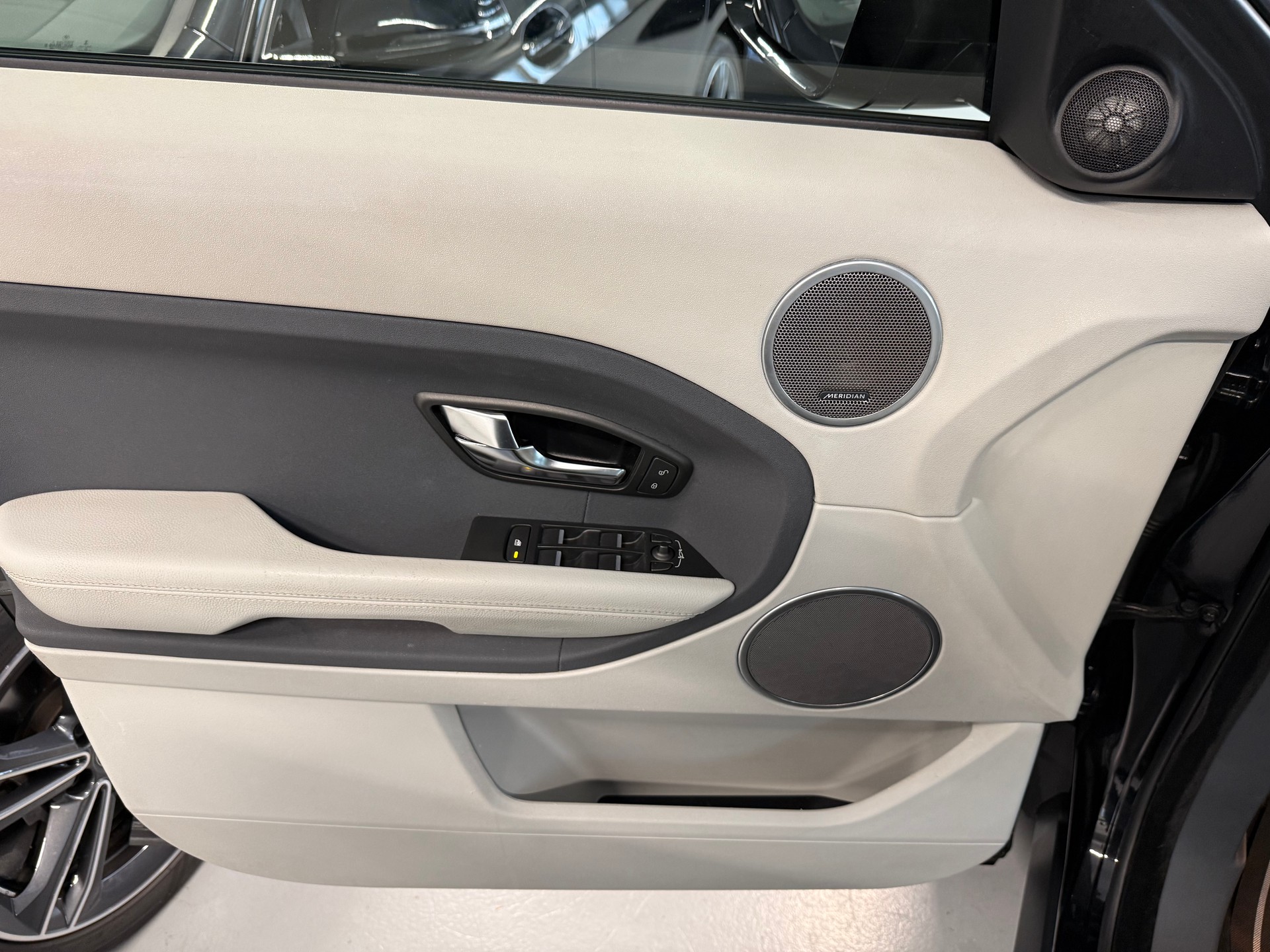 LAND ROVER Range Rover Evoque 2.2 SD4 Pure AT6-image-12
