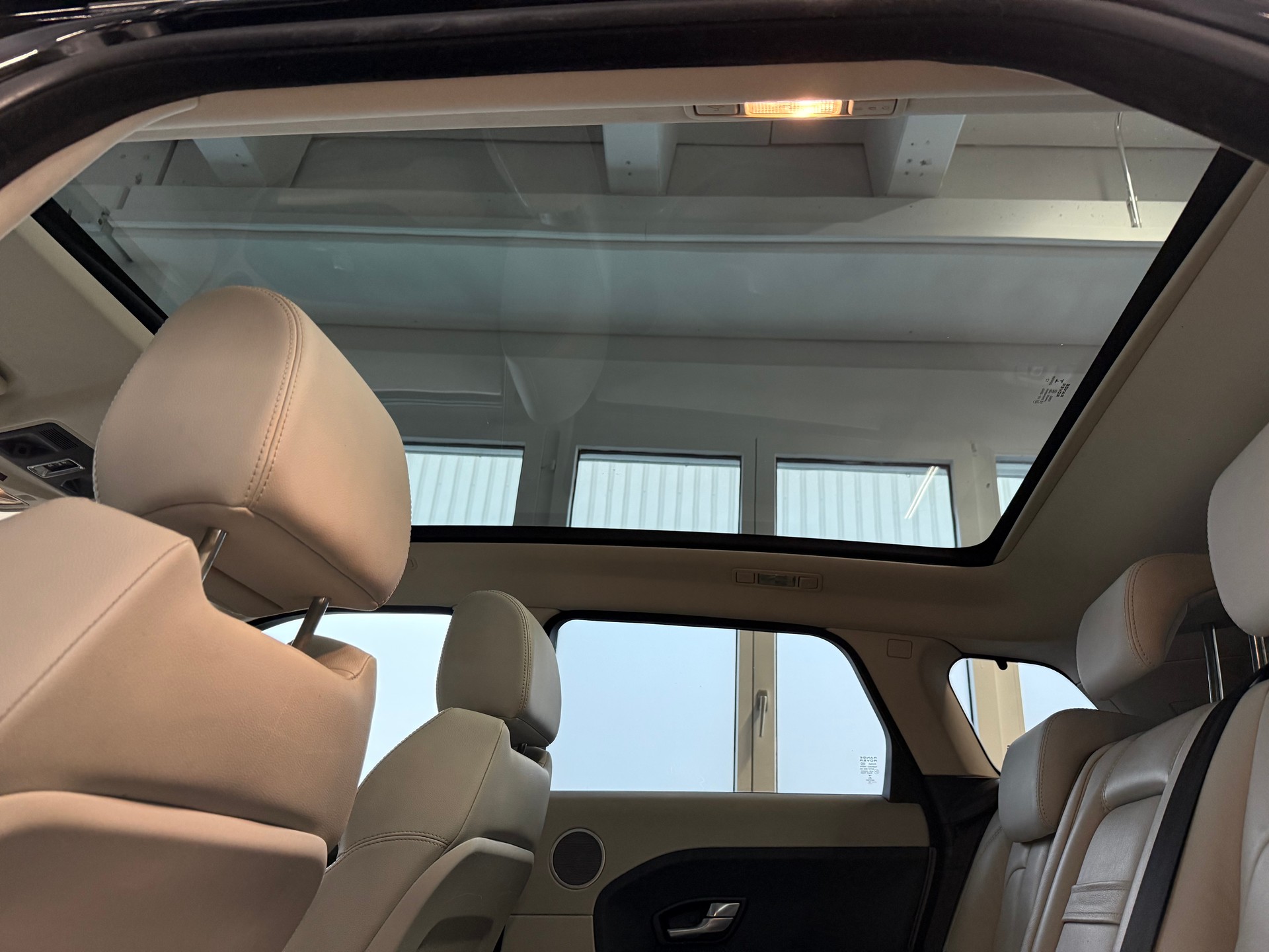 LAND ROVER Range Rover Evoque 2.2 SD4 Pure AT6-image-19