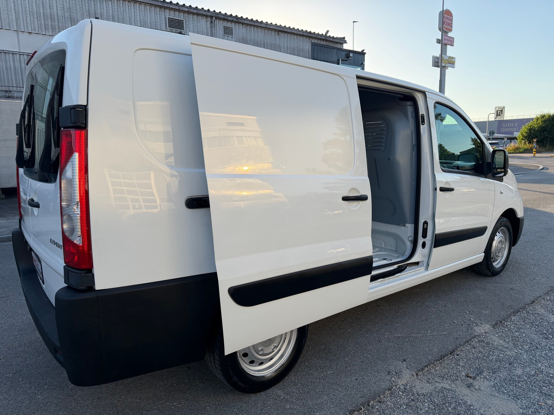 PEUGEOT Expert 2.0 HDi 229 L2H1-image-11