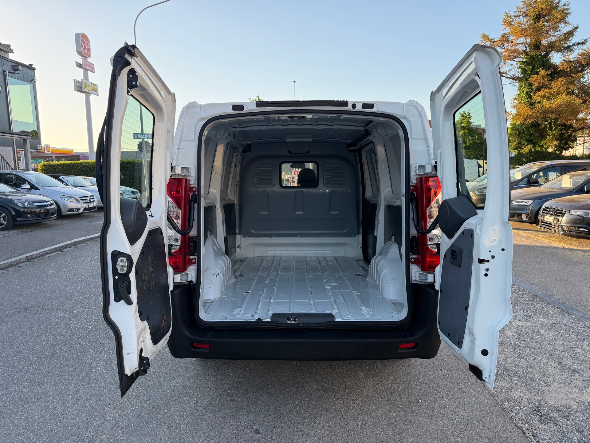 PEUGEOT Expert 2.0 HDi 229 L2H1-image-10