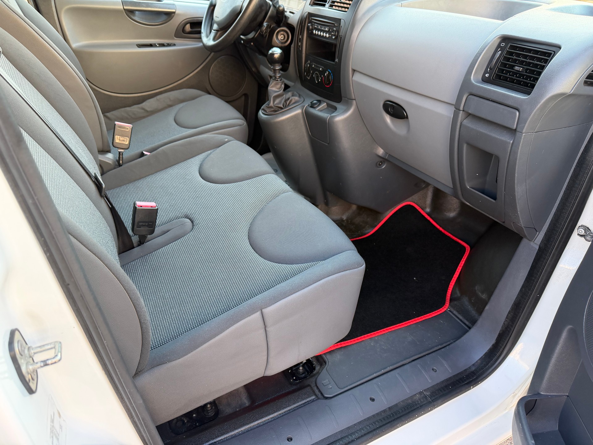 PEUGEOT Expert 2.0 HDi 229 L2H1-image-13