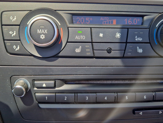 BMW 120i-image-9