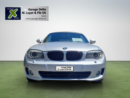 BMW 120i-showroom-element-3
