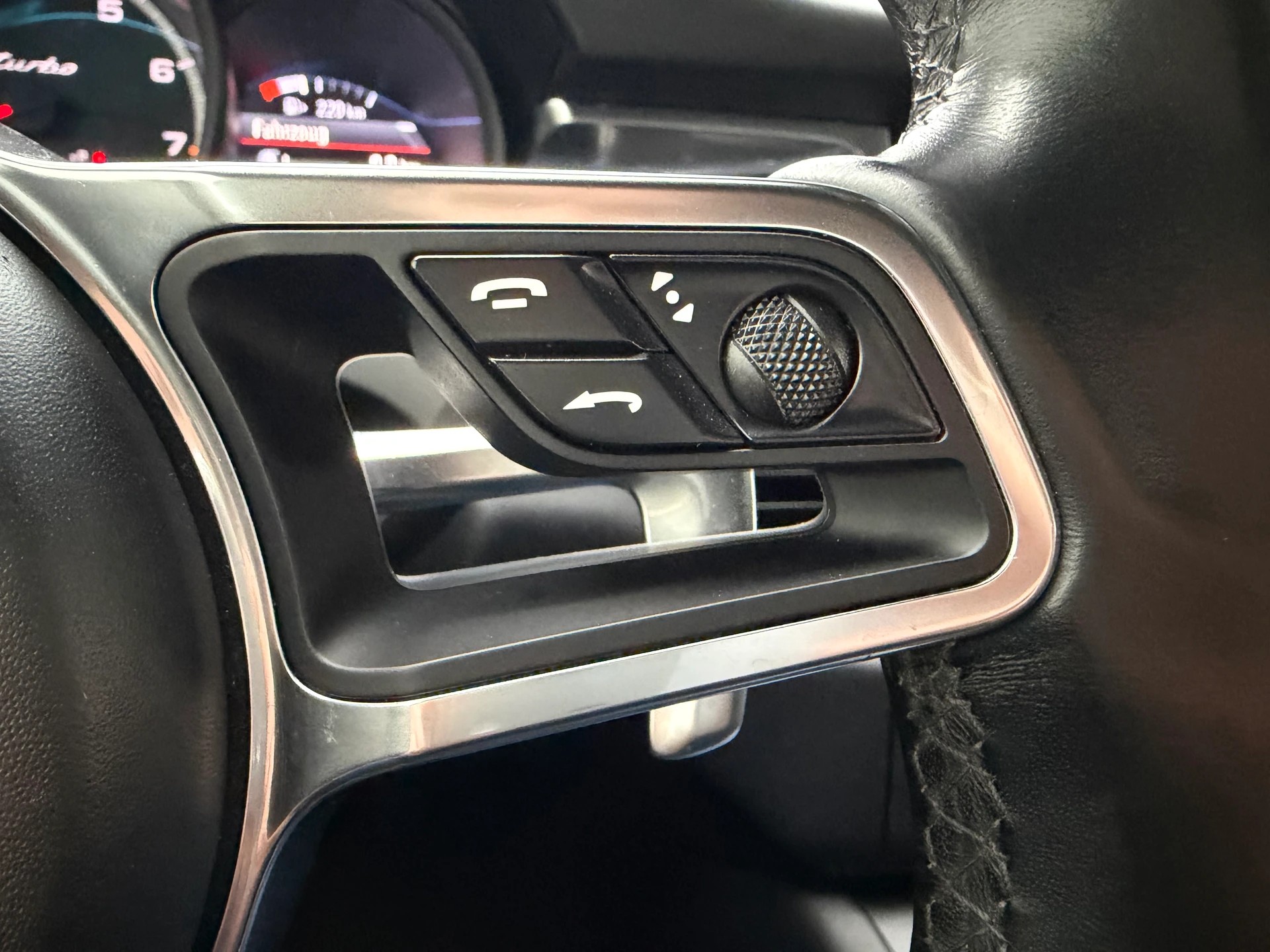 PORSCHE Macan Turbo Performance PDK-image-21