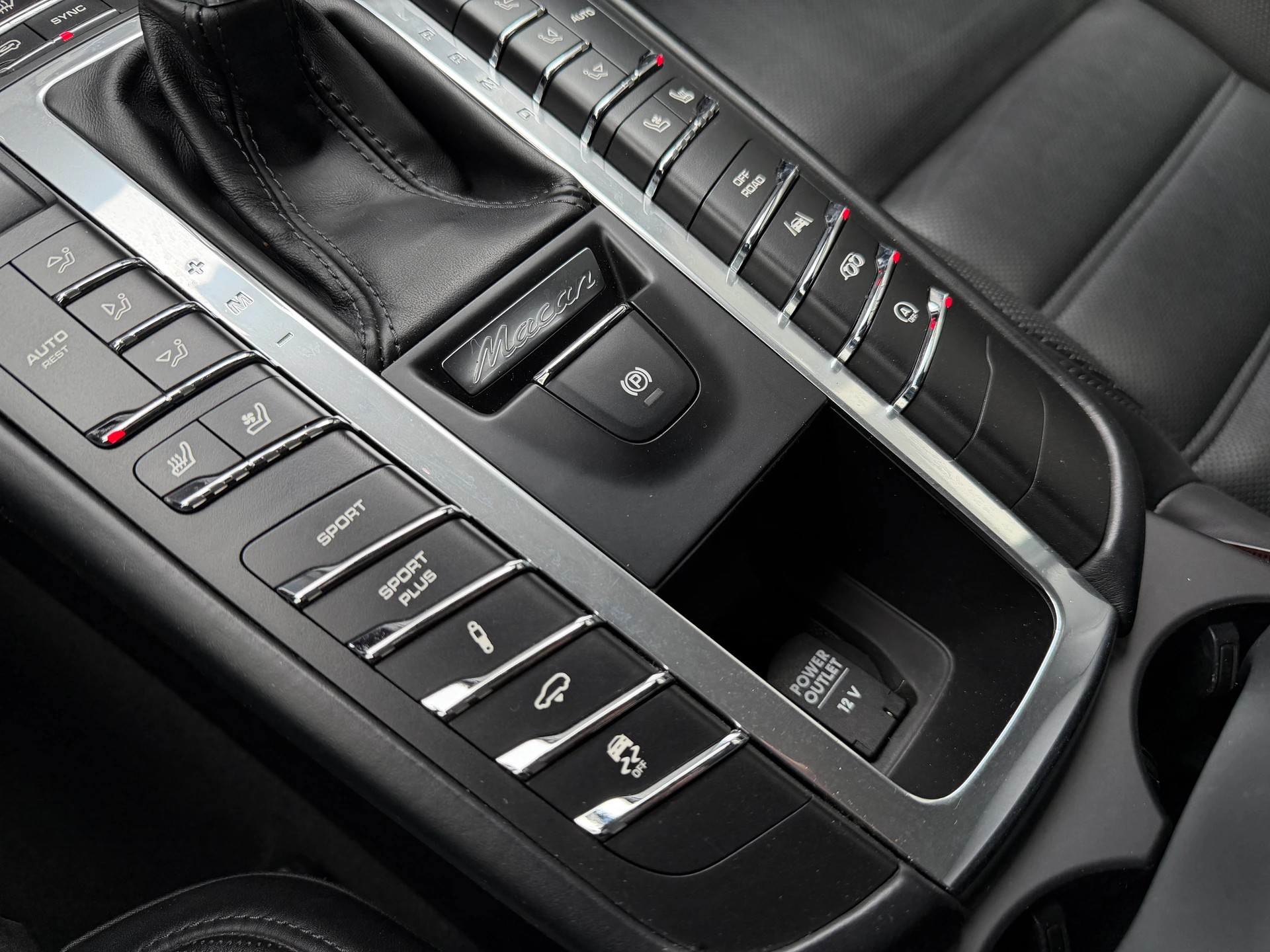 PORSCHE Macan Turbo Performance PDK-image-26