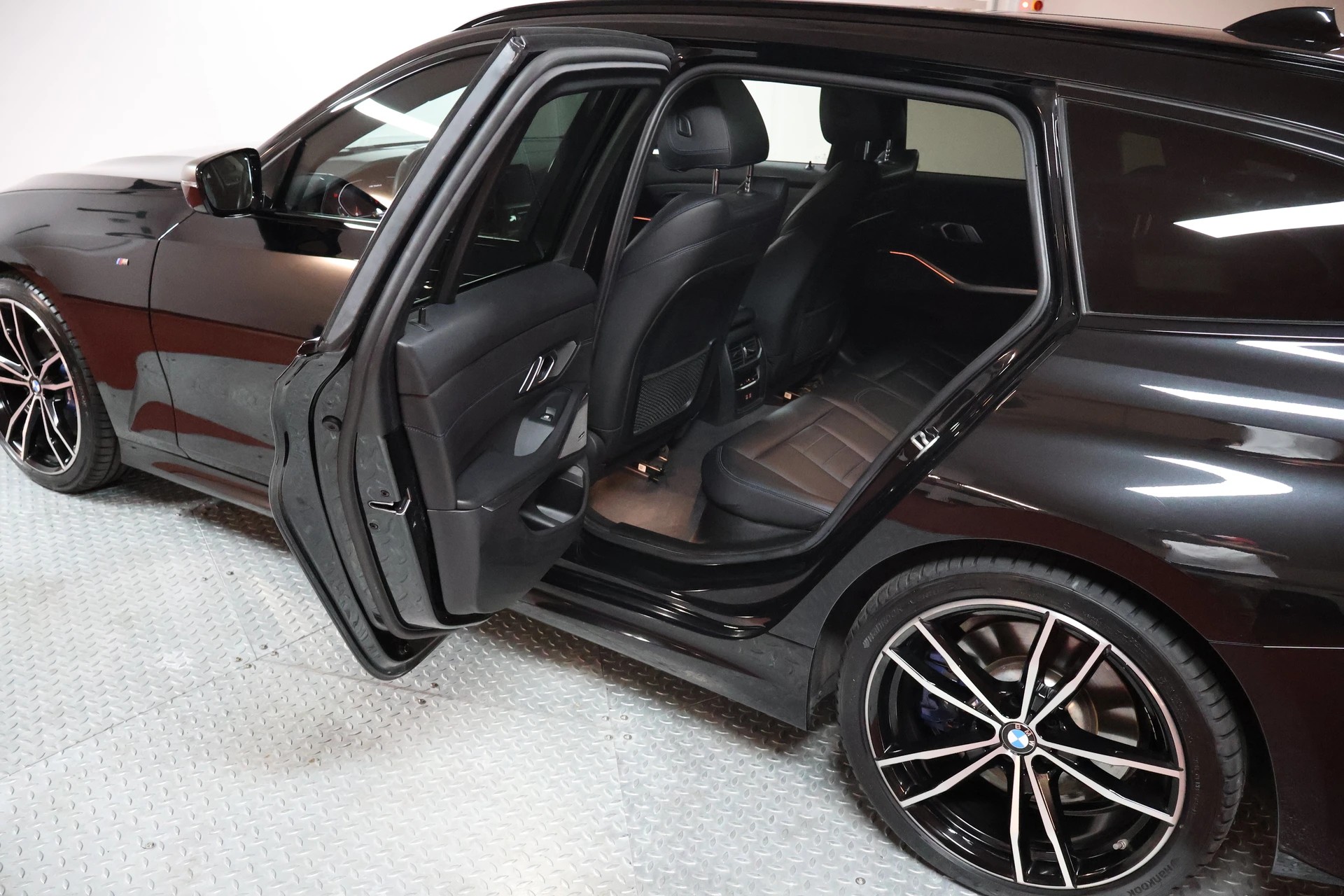 BMW M340d xDrive 48V Touring Steptronic Sport-image-15