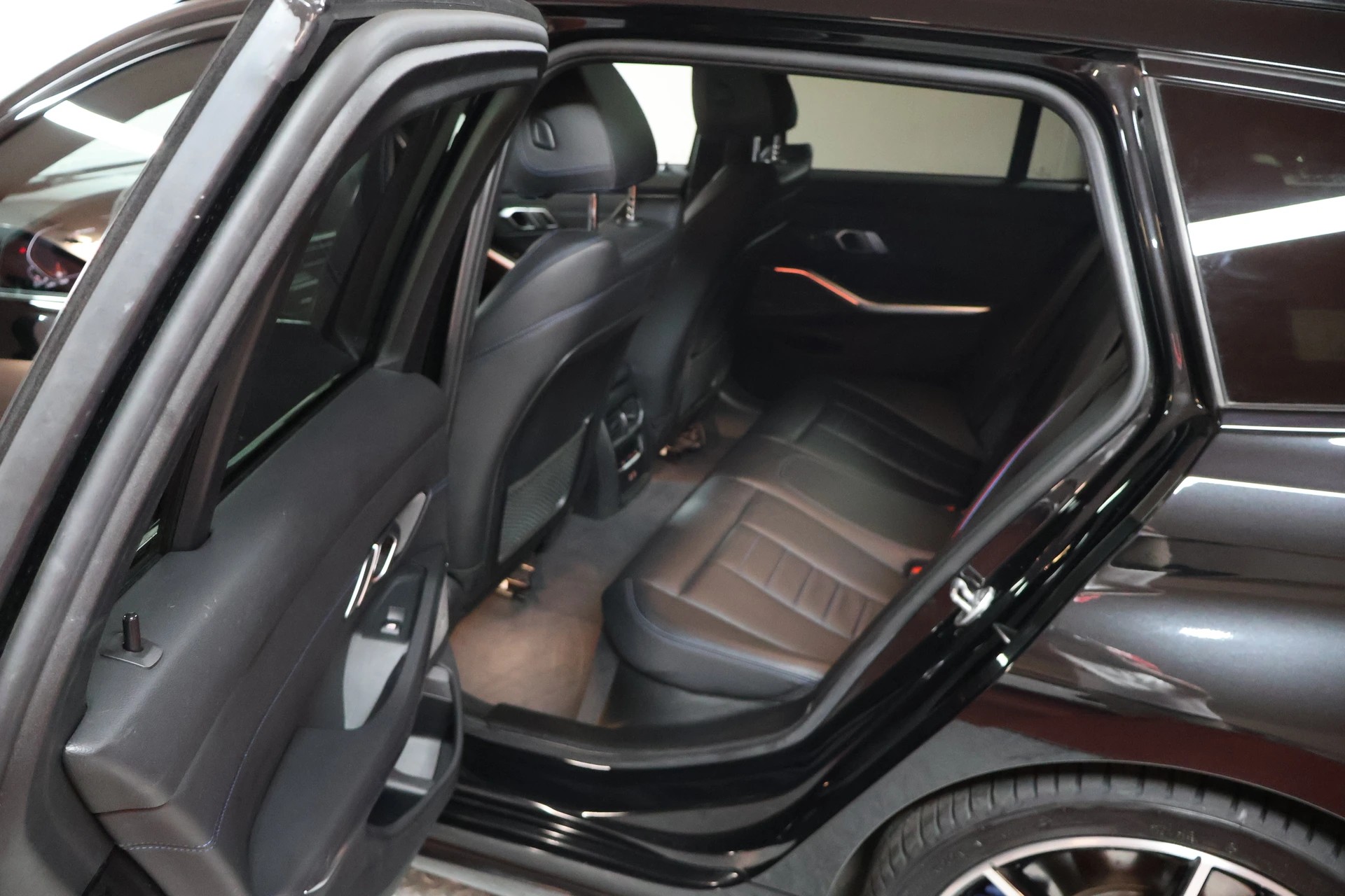 BMW M340d xDrive 48V Touring Steptronic Sport-image-17