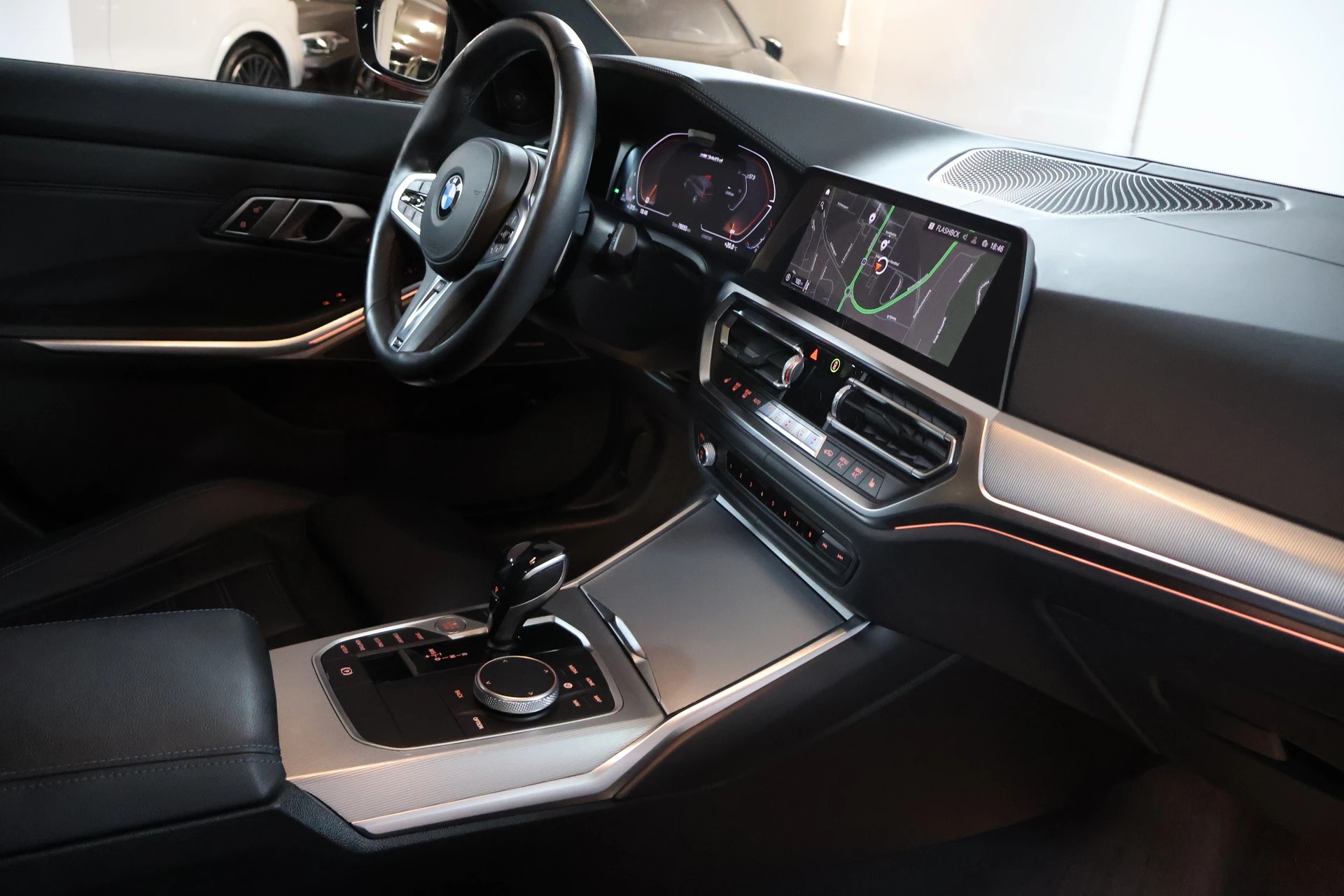 BMW M340d xDrive 48V Touring Steptronic Sport-image-10