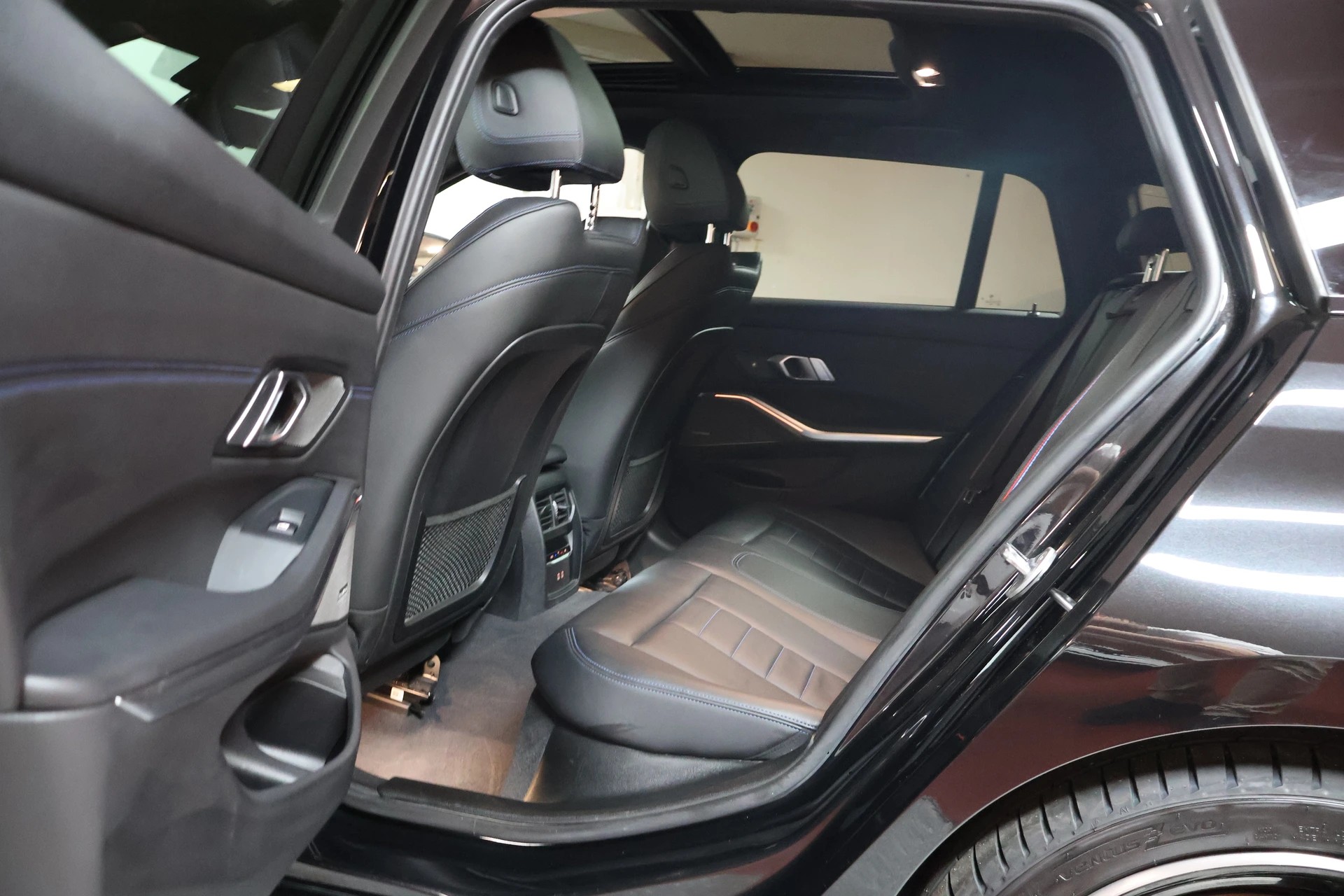 BMW M340d xDrive 48V Touring Steptronic Sport-image-18