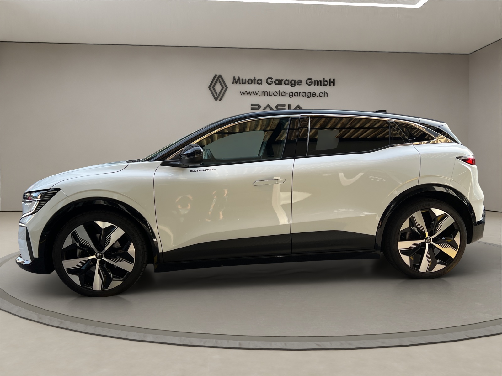 RENAULT Mégane E-Tech techno-showroom-element-2