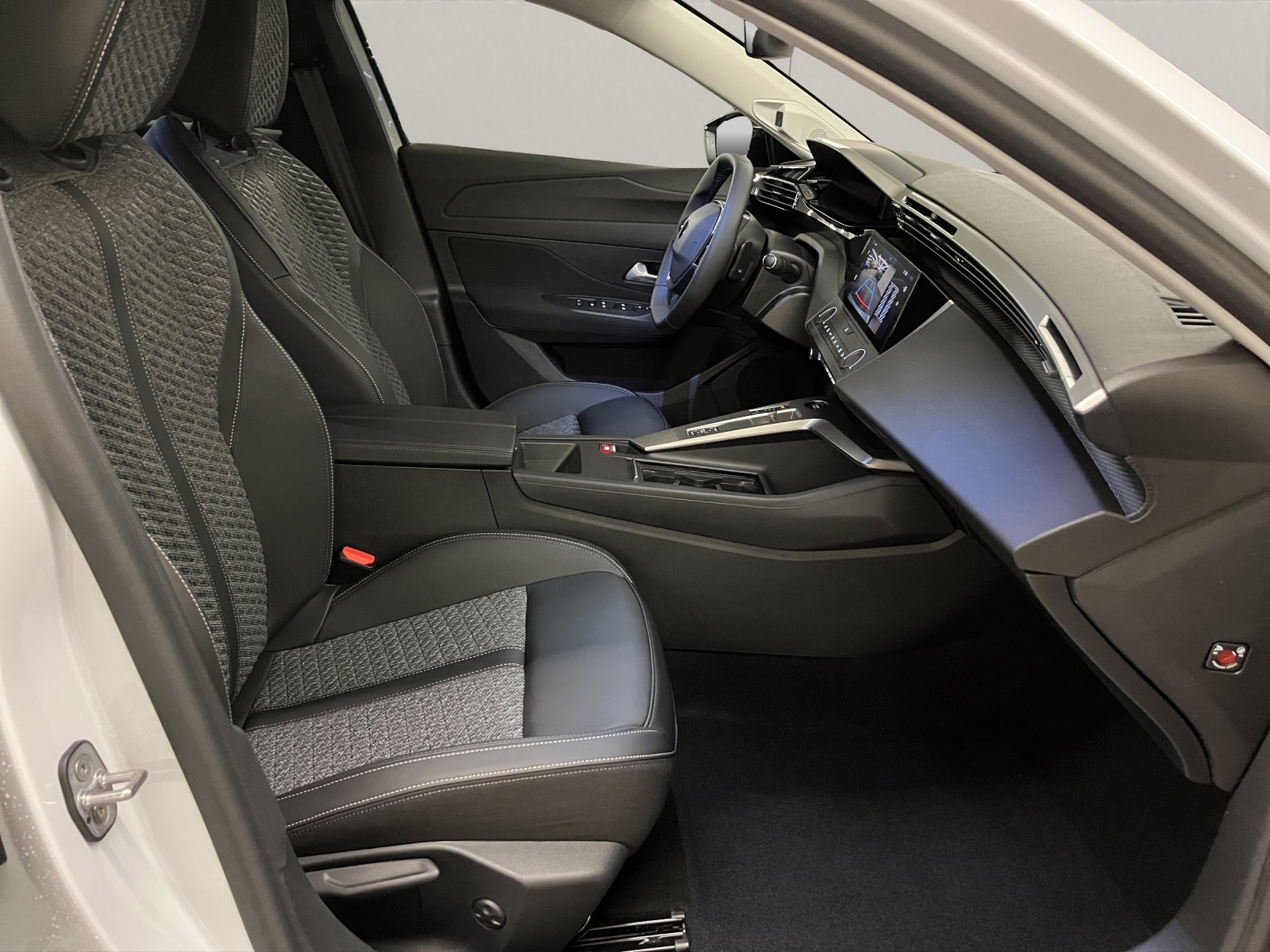 PEUGEOT 308 SW 1.2 Hybrid Business-image-12