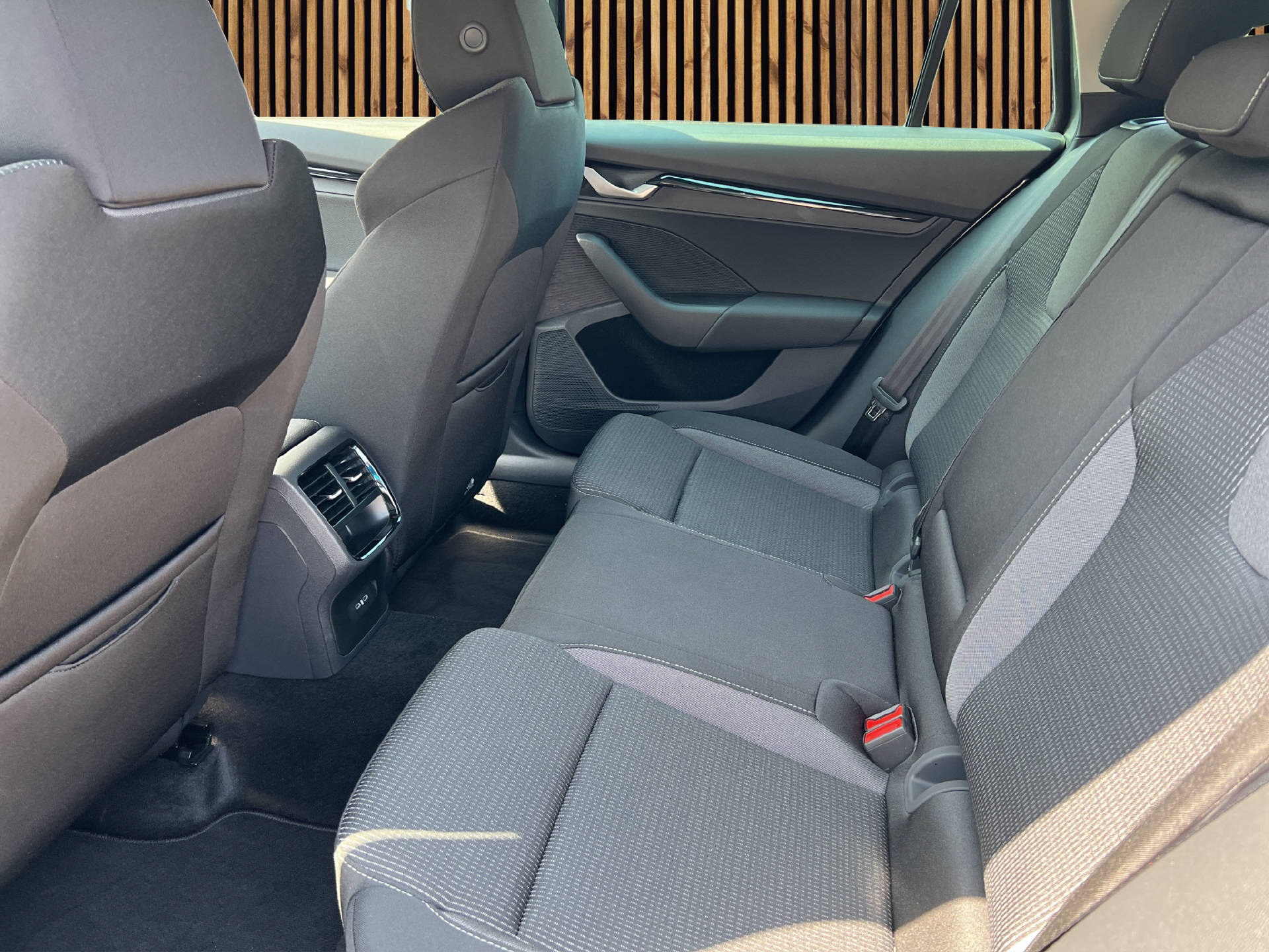 SKODA Octavia Combi 1.5 TSI Selection DSG-image-11