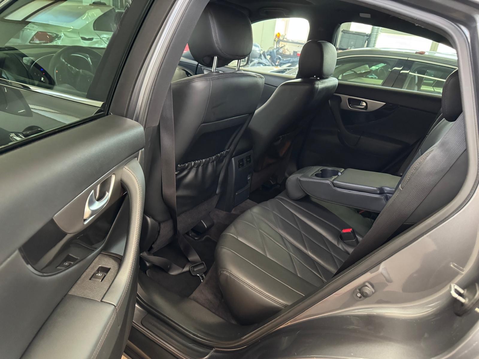 INFINITI QX70 5.0 S Premium AWD Automatic-image-6