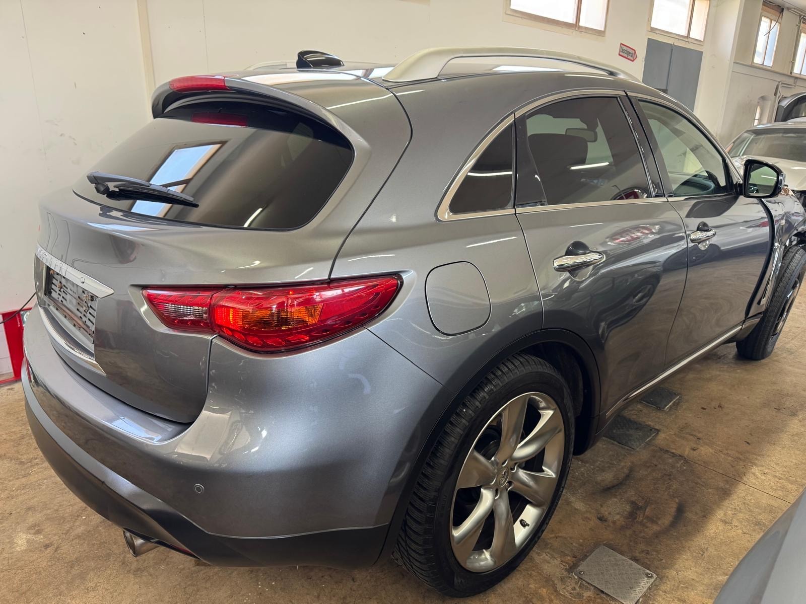 INFINITI QX70 5.0 S Premium AWD Automatic-image-2