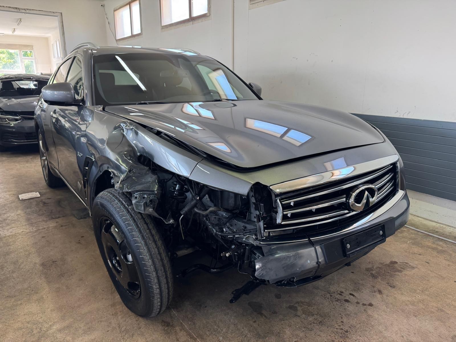 INFINITI QX70 5.0 S Premium AWD Automatic-image-3